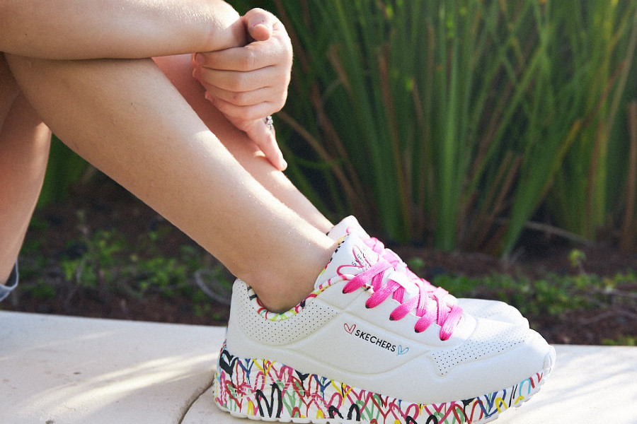El nuevo lanzamiento de Skechers es lo más colorido para las niñas en esta primavera! Cranberry Chic Magazine